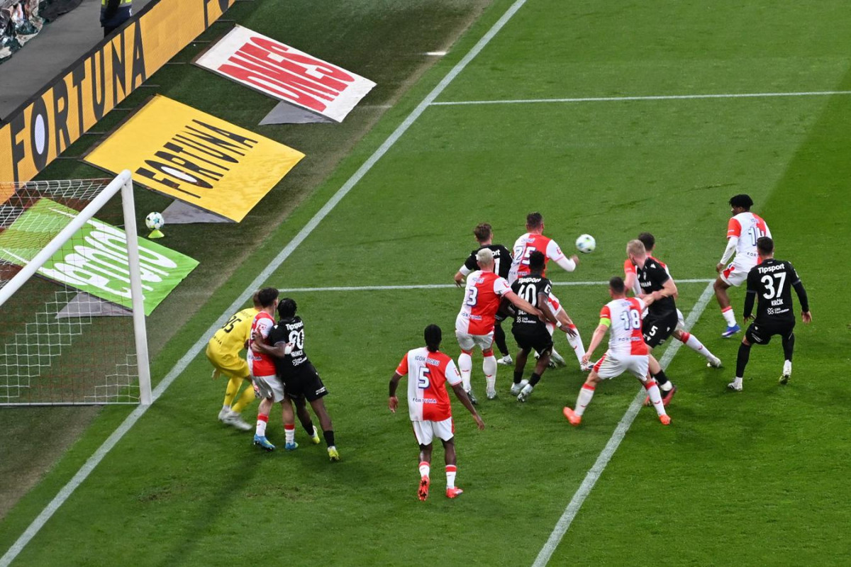 Nudu v Edenu rozvířilo vyloučení Tomáše Chorého za údajné plivnutí na soupeře Slavia - Plzeň 0:0 Nudu v Edenu rozvířilo vyloučení Tomáše Chorého za údajné plivnutí na soupeře Slavia - Plzeň 0:0